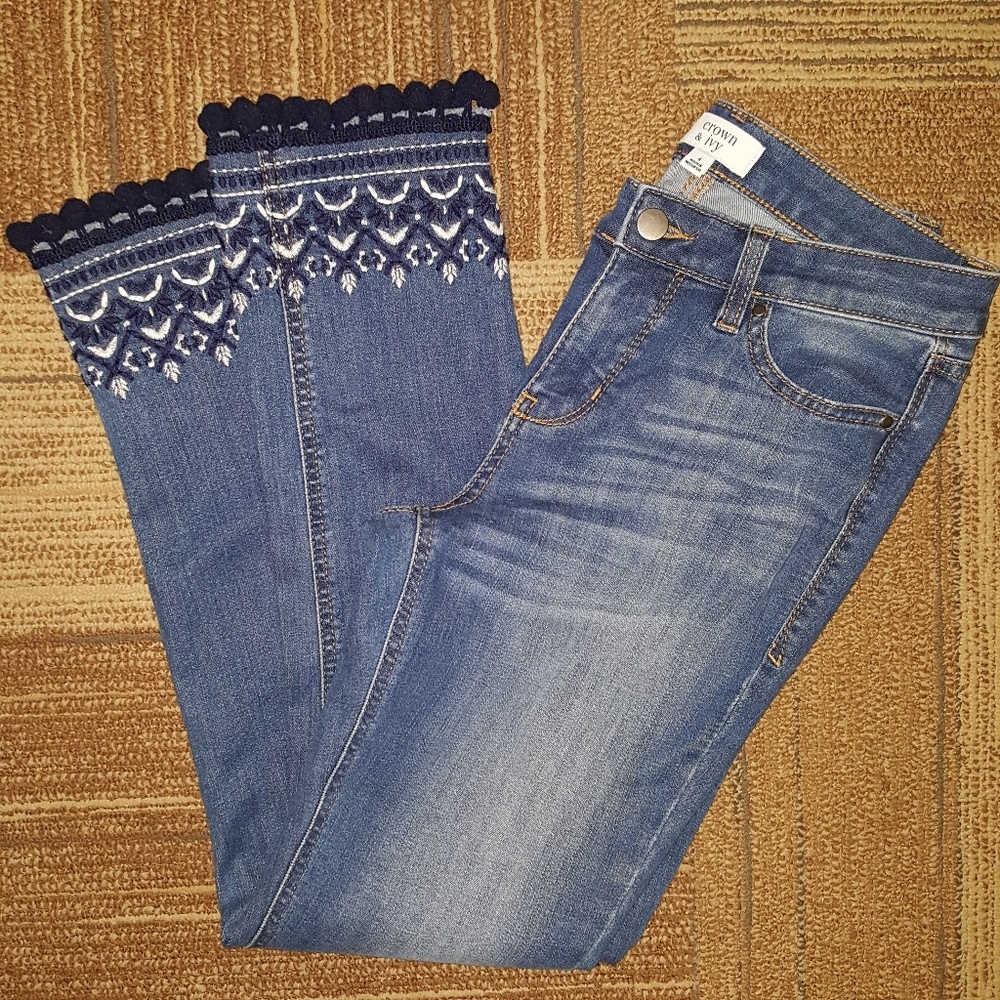 Crown & Ivy Pom Embroidered Hem Skinny Jeans